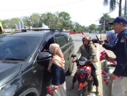 Peringati Satu Tahun Pemilu, KPU Sultra Bagikan Ribuan Bunga Mawar Dijalan