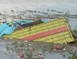 Truk Pengangkut Kayu Tabrak Truk dan Rumah Warga lalu Tercebur ke Sungai Konaweeha