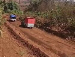 Tanggapi Keluhan Warga, PT PKP Turun Langsung Melakukan Perbaikan Jalan di Mandiodo