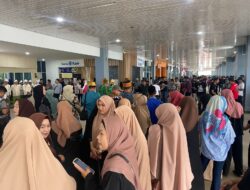 Ribuan Masyarakat Padati Bandara Haluoleo, Sambut Kedatangan Mantan Gubernur Sultra Nur Alam