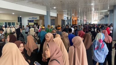 Ribuan Masyarakat Padati Bandara Haluoleo, Sambut Kedatangan Mantan Gubernur Sultra Nur Alam