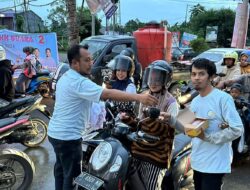 Menyambut Hari Kasih Suara 14 Februari, Rampai Nusantara Sultra Berbagi Coklat Kepada Masyarakat