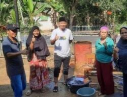 Ringankan Beban Warga Terdampak Banjir di Kendari, Sudirman Beri Bantuan Sembako dan Sumur Bor