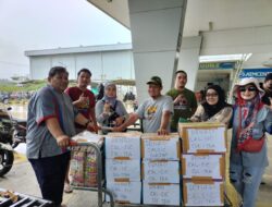 Peduli Sesama, Komunitas Mobil Calsic Sultra Bagikan Sembako Bagi Warga Terdampak Banjir di Kendari