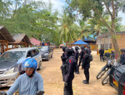 Brimob Polda Sultra Patroli di Kawasan Wisata Pantai Toronipa Selama Liburan Idul Fitri