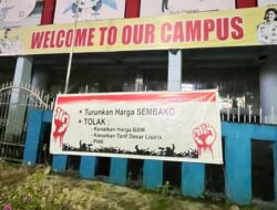 Spanduk Bertuliskan Turunkan Harga Sembako dan Tolak Kenaikan Harga BBM Beredar di Kendari