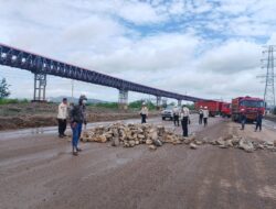 Tuntut Realisasi Kompensasi Lahan, Warga Morosi Blokade Jalan Hauling PT OSS