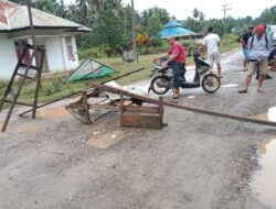 Tuntut Perbaikan Jalan Rusak, Puluhan Warga di Konsel Blokade Jalan Provinsi