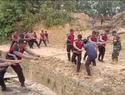 TNI-Polri Bersama Warga Bergotong Royong Perbaiki Jembatan Penghubung Konawe dan Konut