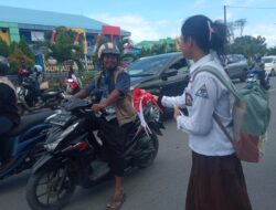 Menjelang HUT Ke-79 RI, Dikbud Sultra Ajak Ratusan Siswa Bagikan Bendera Merah Putih