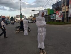Dua Pocong Tampil Dipertigaan Kampus UHO Kendari, Peringati September Hitam “Randi dan Yusuf