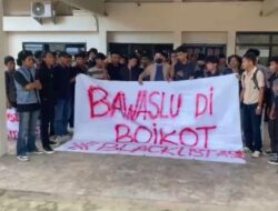 Dugaan Money Politik ASR-Hugua Tak Diusut, Kantor Bawaslu Sultra di Boikot