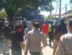 Demo di Bawaslu Kolaka Berlangsung Ricuh, Sejumlah Polisi Terluka