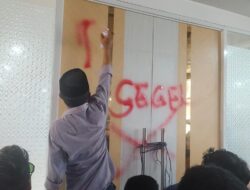 Tak Ditemui Surunuddin, Massa Segel Kantor Bupati Konsel, Ini Tuntutannya