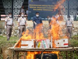 BKHIT Sultra Musnahkan Sosis Babi dan Telur Bebek Ilegal