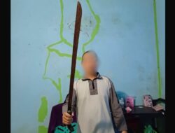 Beredar Foto Diduga Oknum Guru SMAN 4 Kendari Ancam Media Pakai Parang