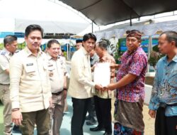 Wakil Ketua Komisi II DPR RI Serahkan 22 Sertifikat Tanah di Kabupaten Kolaka Timur