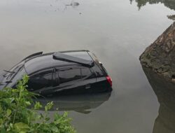 Sopir Mengantuk Berujung Mobil Nyemplung ke Sungai di Kendari