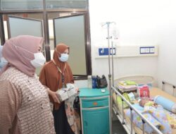 Wali Kota Kendari Berikan Santunan Kepada Dua Bayi Penderita Stunting dan TB Paru
