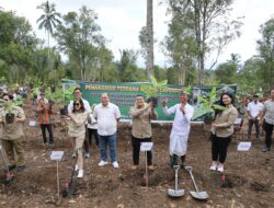 Wujudkan Penataan Akses Tanah Ulayat, Wamen ATR/BPN Ossy Dermawan Tanam Pisang di Jembrana