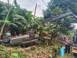 Polisi Evakuasi Minibus di Kendari Usai Alami Kecelakaan Tunggal