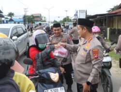 Sambut Bulan Suci Ramadan, Polresta Kendari Berbagi Takjil Ke Masyarakat