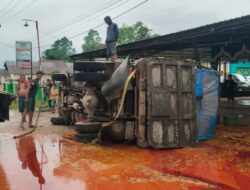Truk Angkut Minyak Kelapa Sawit di Konawe Terbalik