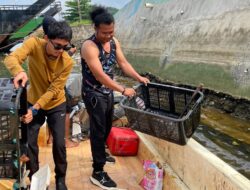 Menjelang HUT ke-194 Kota Kendari, Anggota DPRD Mirdan Kerahkan Nelayan Bersihkan Kawasan Teluk