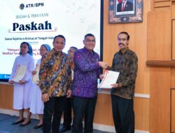 Beri Kejelasan Status Tanah di Momen Paskah, Wamen Ossy Serahkan Sertipikat Gereja yang Berdiri sejak 1853 di Kudus