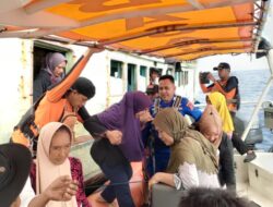 SAR Evakuasi KM Nur Rizki yang Mati Mesin Diperairan Wakatobi, Seluruh Penumpang Selamat