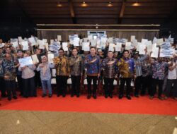 Sebagai Bentuk Pengakuan Negara, Pemerintah Serahkan 1.120 Sertipikat Tanah untuk Transmigran di Sukabumi