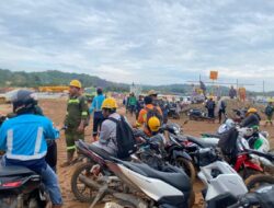 PT Tambang Rejeki Kolaka Tutup Akses Jalan, Ribuan Pekerja di Kolaka Protes