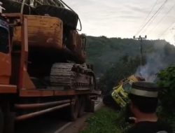 Hindari Tabrakan, Truk Tronton Terguling di Jalan Trans Sulawesi