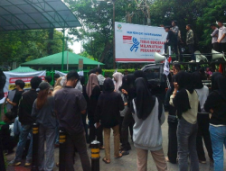 Gelar Aksi, Ratusan Warga Wawonii Desak Pemerintah Selamatkan Ekonomi Pasca Pencabutan Izin Tambang