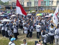 Aksi Solidaritas PGRI Se-Sultra Datangi Pengadilan Tinggi Bela Guru Mansur
