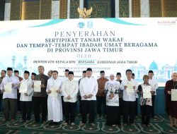 Menteri Nusron Serahkan 2.532 Sertipikat Tanah Wakaf dan Rumah Ibadah