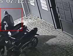 Seorang Pria Terekam CCTV Curi Motor di Kendari
