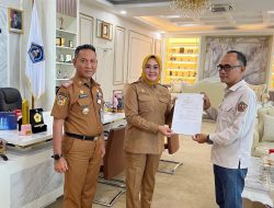 Serahkan Surat Tugas Plt Kepala Dinas Sosial dan Plt Lurah Mata, Ini Harapan Wali Kota Siska Karina Imran