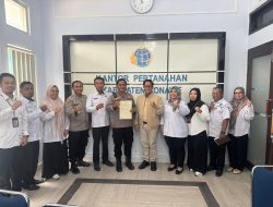 Lakukan Monev ke Kantah Konawe, Kakanwil Serahkan Sertipikat Hak Pakai Polres Konawe