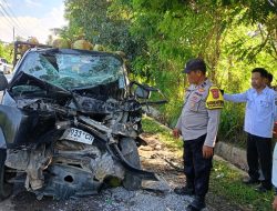 Mobil Pick Up Tabrak Truk Parkir di Moramo Utara, 2 Orang Dilarikan ke Rumah Sakit