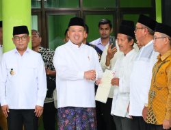Mentri Nusron Serahkan 13 Sertipikat di Banten, Ajak Organisasi Keagamaan m Percepatan Sertipikasi Tanah Wakaf