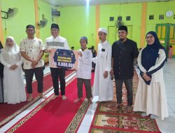 Peduli Sesama, IKA Smansa 97 Kendari Beri Bantuan Dana Pembangunan Masjid dan Beasiswa