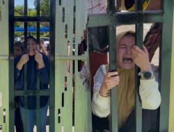 Tangis Histeris Pecah Keluarga Mahaputra di Kejari Kendari, Teriak Minta Keadilan ke Presiden ‎