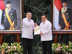 DKI Jakarta HUT ke-499, Wamen Ossy Serahkan 499 Sertipikat ke Gubernur Pramono Anung