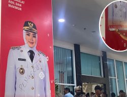 Puluhan Mahasiswa Demo di Kantor Wali Kota Kendari, Baliho Wali Kota Siska Dicoret “Pengecut dan Duta Pusing”