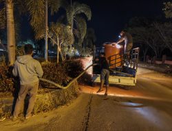 Antispasi Dampak Kemarau Panjang, DLH Konsel Lakukan Penyiraman Rutin Taman Kota Andoolo