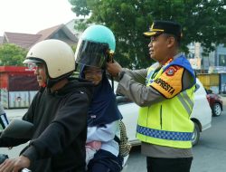 Kapolresta Kendari Turun Langsung Atur Lalu Lintas, Bagikan Helm Gratis kepada Pengendara