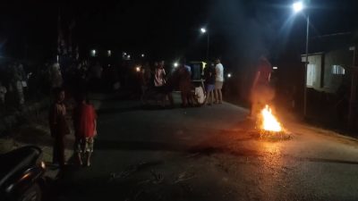 Pilkades Puao Ditunda, Warga Blokade Jalan Motaha-Kendari hingga Malam : Lalu Lintas Lumpuh