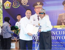 Kakanwil BPN Sultra Serahkan Sertipikat Tanah dalam Peluncuran Program Gotong Royong Bedah Rumah